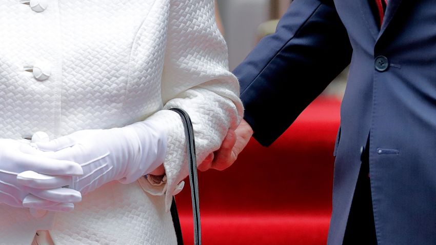 LONDON, UNITED KINGDOM - JULY 19: (EMBARGOED FOR PUBLICATION IN UK NEWSPAPERS UNTIL 48 HOURS AFTER CREATE DATE AND TIME) David Johnston, Governor General of Canada, holds Queen Elizabeth II's arm as she departs Canada House after attending a celebration to mark Canada's 150th anniversary of Confederation on July 19, 2017 in London, England. (Photo by Max Mumby/Indigo/Getty Images)
