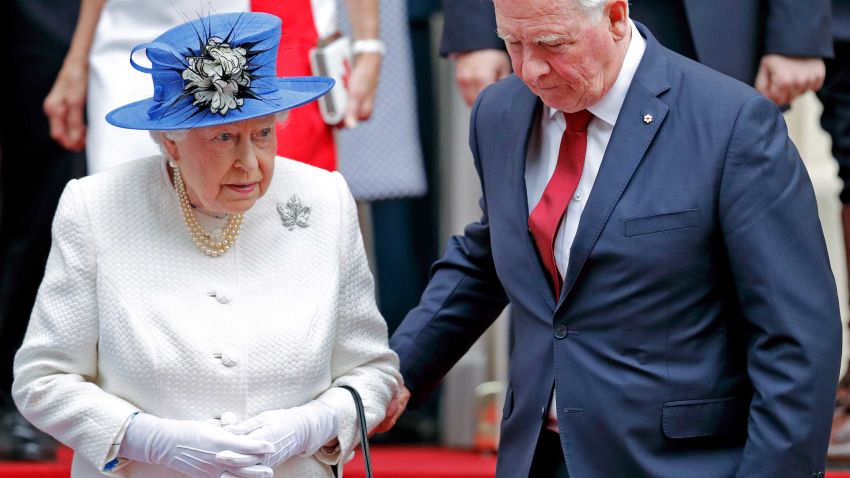 LONDON, UNITED KINGDOM - JULY 19: (EMBARGOED FOR PUBLICATION IN UK NEWSPAPERS UNTIL 48 HOURS AFTER CREATE DATE AND TIME) David Johnston, Governor General of Canada, holds Queen Elizabeth II's arm as she departs Canada House after attending a celebration to mark Canada's 150th anniversary of Confederation on July 19, 2017 in London, England. (Photo by Max Mumby/Indigo/Getty Images)