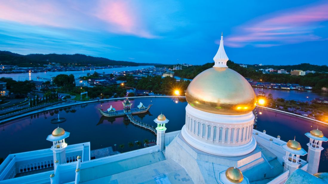 Named after Brunei's 28th sultan, the Masjid Omar Ali Saifuddien mosque overlooks a picturesque lagoon. Built in 1958, it features Italian marble, chandeliers flown in from England, and a gold-leaf dome. 