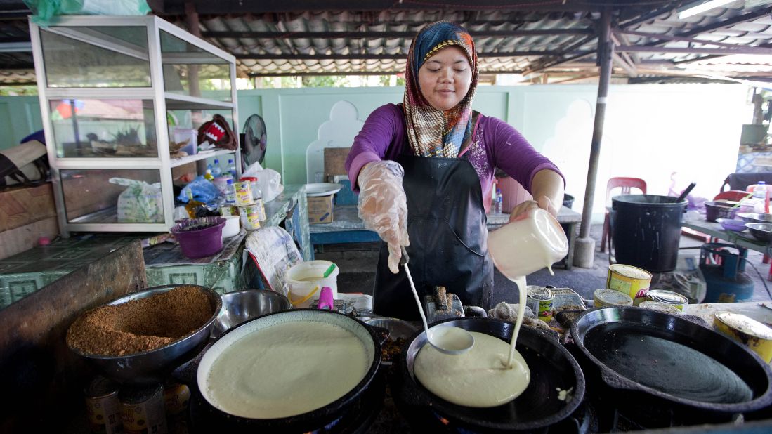 The market also offers a taste of traditional Brunei snacks. Here, a woman makes an apam balik<em> </em>pancake, a sweet, buttery concoction full of peanuts.