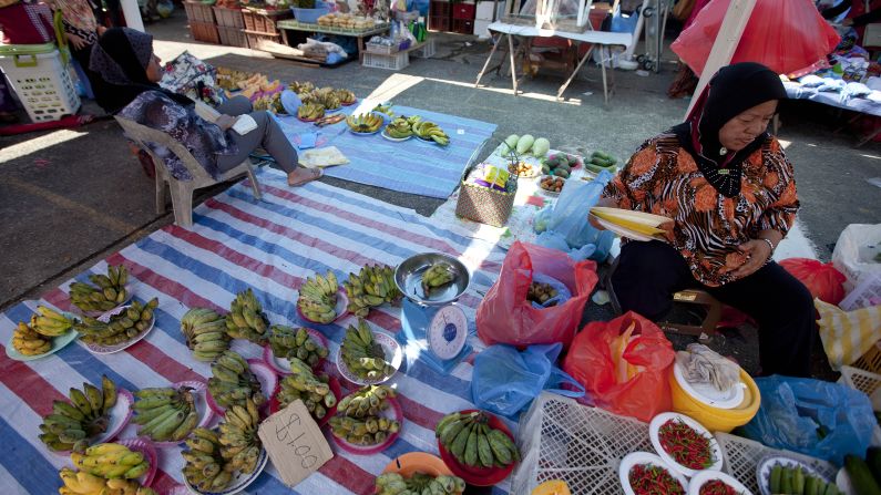 Opened in the 1960s, Kianggeh Market is one of the country's largest and most popular markets. Among the hundreds of stalls, travelers will find a wide range of fresh fruits, local vegetables and seafood.