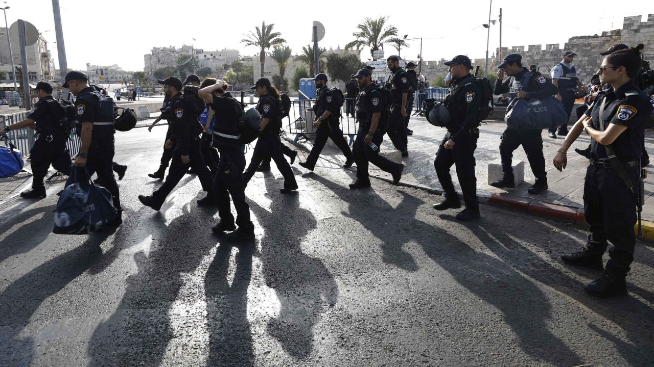 epa06100499 Israeli Police officers patrol around Jerusalem Old City, 21 July 2017. The entrance to the old city will be limited to Muslim men over the age of 50 and unlimited for women, the Israel cabinet decided on its last night meeting and it will keep metal detectors installed at the entrance of Al Aqsa Mosque amid growing tensions.  EPA/ATEF SAFATI