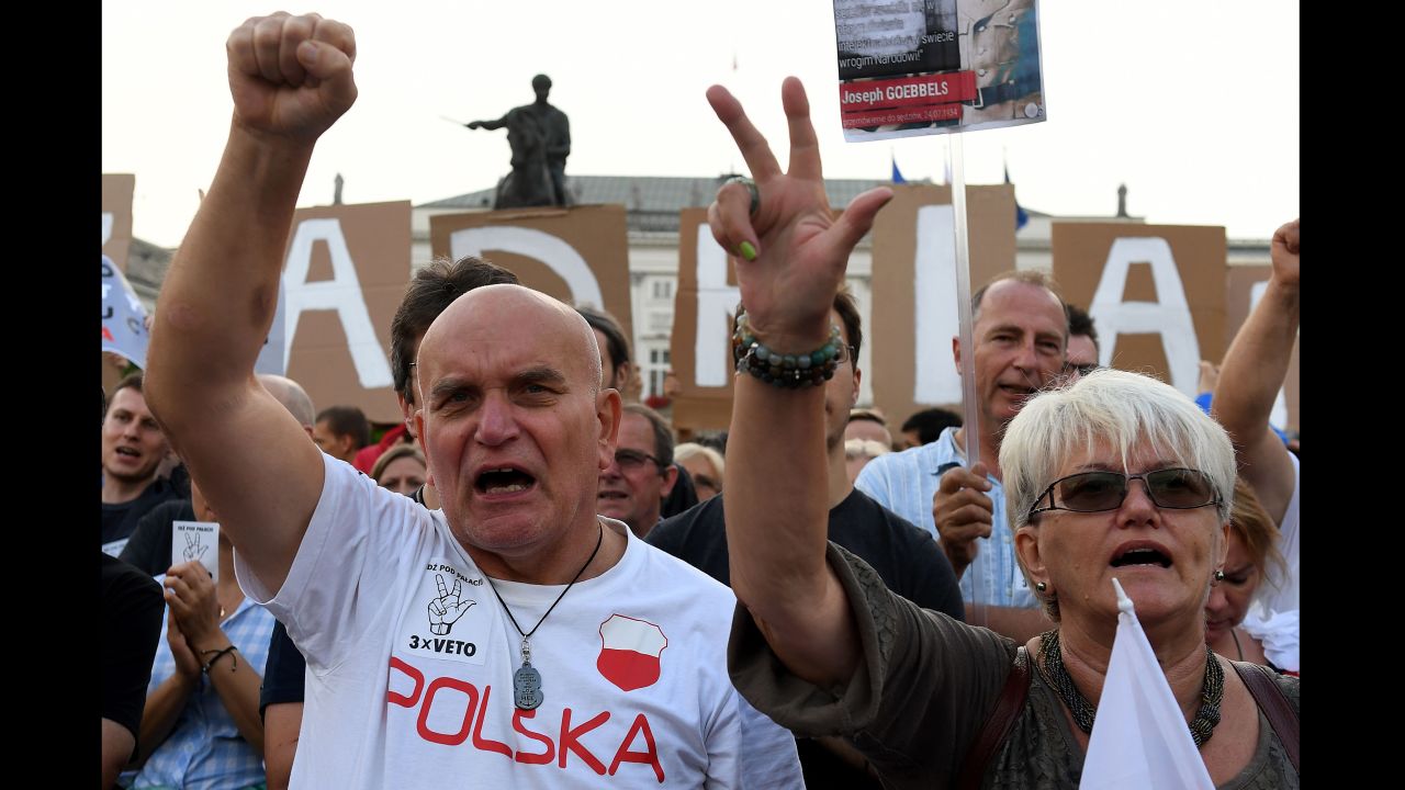 Protesters on Sunday demonstrate in front of the Presidential Palace.