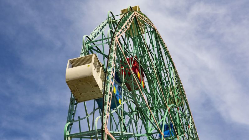 <strong>Wonder Wheel:</strong> This Ferris Wheel was made for selfies before selfies even existed. 