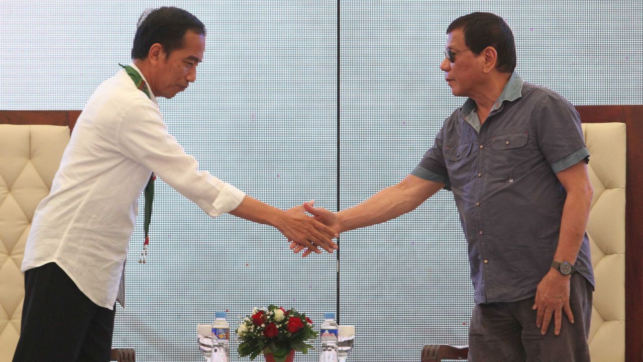 Indonesian President Joko Widodo (L) and President Rodrigo Duterte (R) shake hands in Mindanao, Philippines, on April 30.