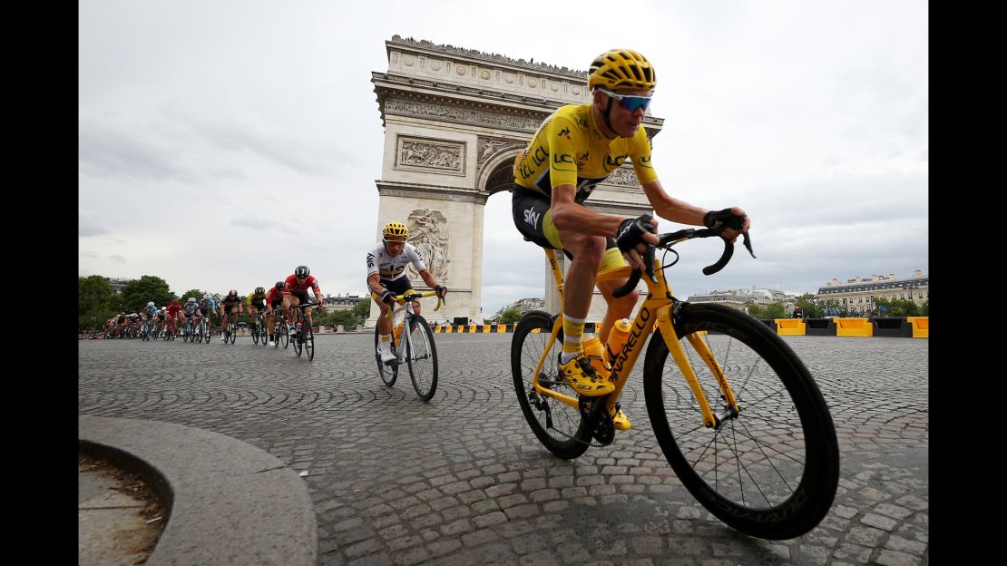 Froome rides past the Arc de Triomphe in the 2017 Tour de France's concluding stage.