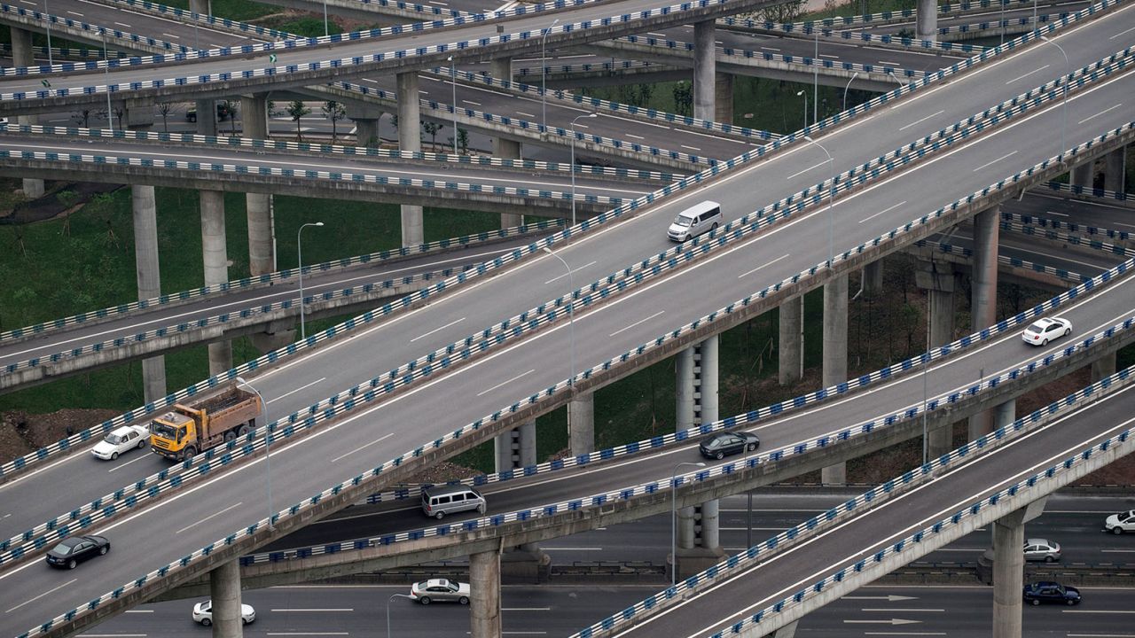 The complexity of the Huangjuewan Flyover amazed netizens when it first opened in early 2017.