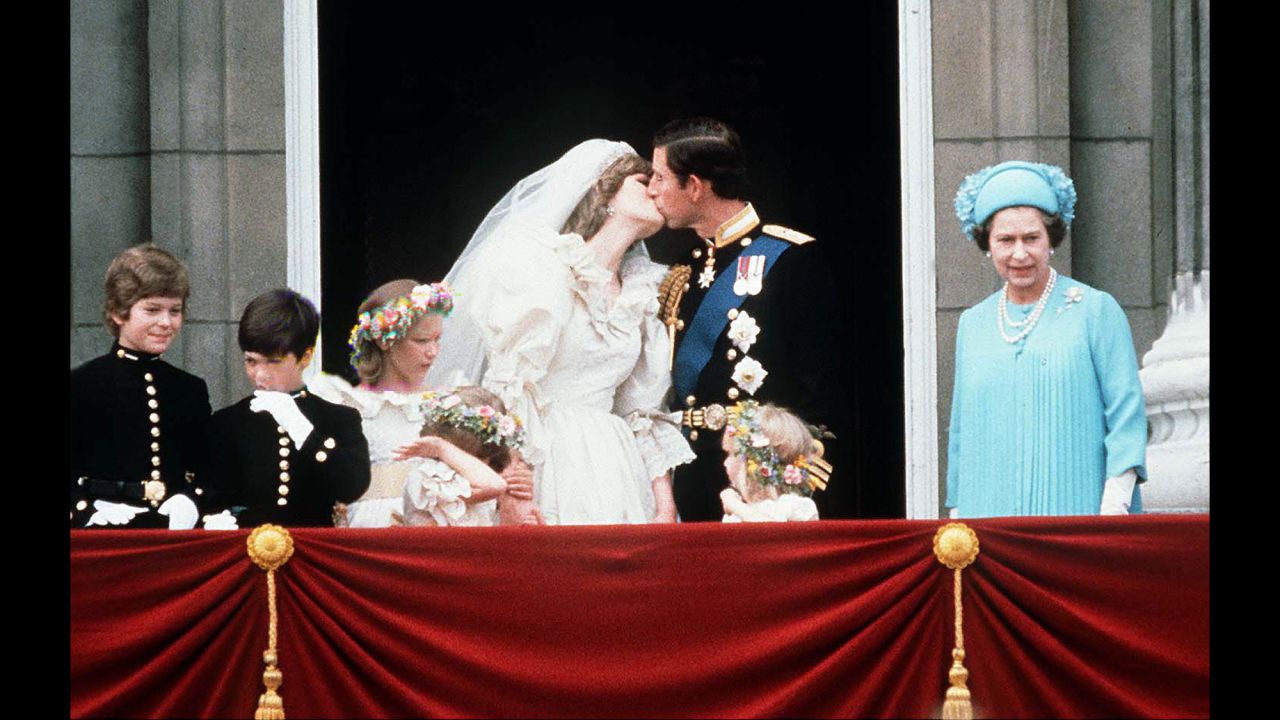 Charles and Diana kiss on the Buckingham Palace balcony after being married.