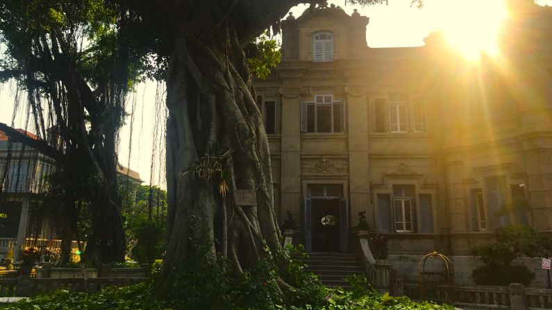 <strong>Holiday Villa: </strong>Holiday Villa, or Zhong De Ji Hotel, is one of the island's 19th-century European mansions.