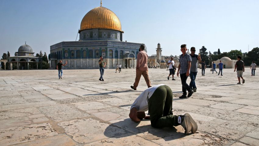 TOPSHOT - A Palestinian Muslim performs sujud, a prayer bow in gratitude to God, near the Dome of the Rock in the Haram al-Sharif compound, known to Jews as the Temple Mount, in the old city of Jerusalem on July 27, 2017.
Palestinians ended a boycott and entered the sensitive Jerusalem holy site, which includes the Al-Aqsa mosque and the Dome of the Rock, for the first time in two weeks on July 27, 2017 after Israel removed controversial security measures there, potentially ending a crisis that sparked deadly unrest. / AFP PHOTO / AHMAD GHARABLI        (Photo credit should read AHMAD GHARABLI/AFP/Getty Images)