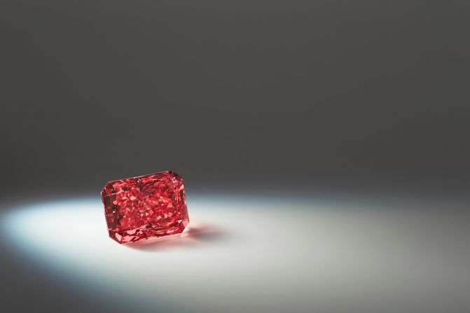 The Argyle Everglow is a 2.11-carat radiant shaped Fancy Red diamond. This Fancy Red diamond is the one of largest of its kind to have ever been found. 