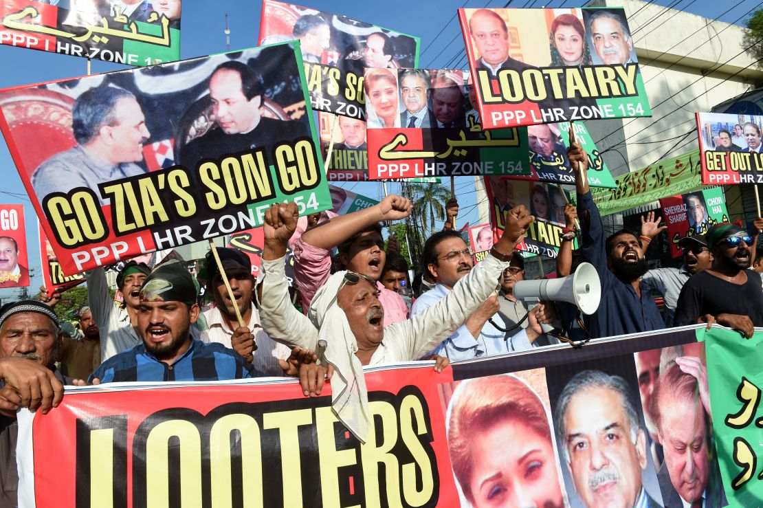 Supporters of the Pakistan Peoples Party protest earlier this week against Sharif in Lahore.