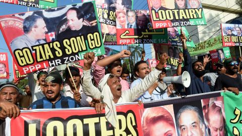 Supporters of the Pakistan Peoples Party protest earlier this week against Sharif in Lahore.