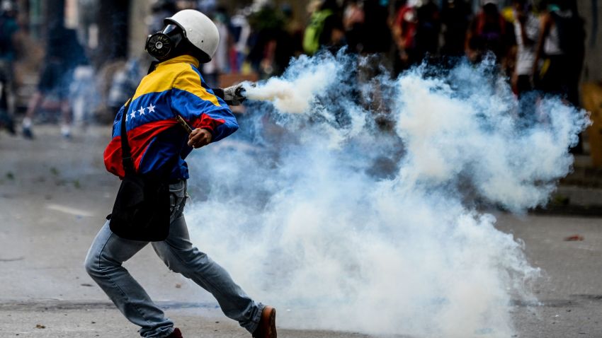Opposition demonstrators clash with riot police ensuing an anti-government protest in Caracas, on July 26, 2017.
Venezuelans blocked off deserted streets Wednesday as a 48-hour opposition-led general strike aimed at thwarting embattled President Nicolas Maduro's controversial plans to rewrite the country's constitution got underway. / AFP PHOTO / FEDERICO PARRA (Photo credit should read FEDERICO PARRA/AFP/Getty Images)