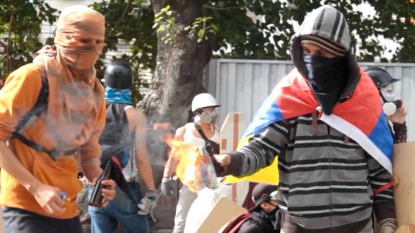 Venezuela caught in chaos newton dnt_00000000.jpg