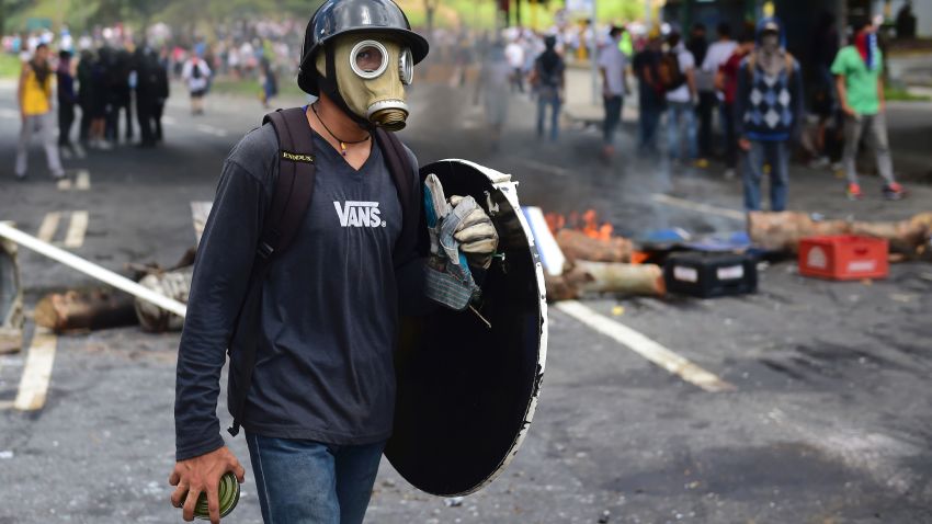 Anti-government activists set up a barricade during protests of the election for a Constituent Assembly in Caracas on July 30, 2017. Deadly violence erupted around the controversial vote, with a candidate to the all-powerful body being elected shot dead and troops firing weapons to clear protesters in Caracas and elsewhere.