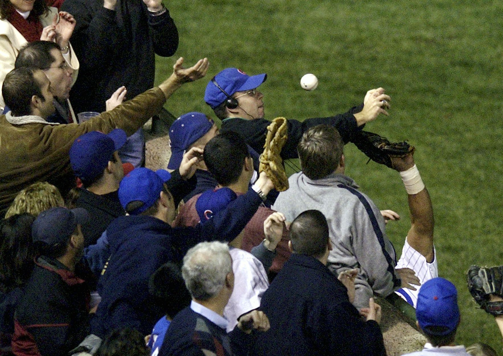 Cubs issue World Series championship ring to Bartman