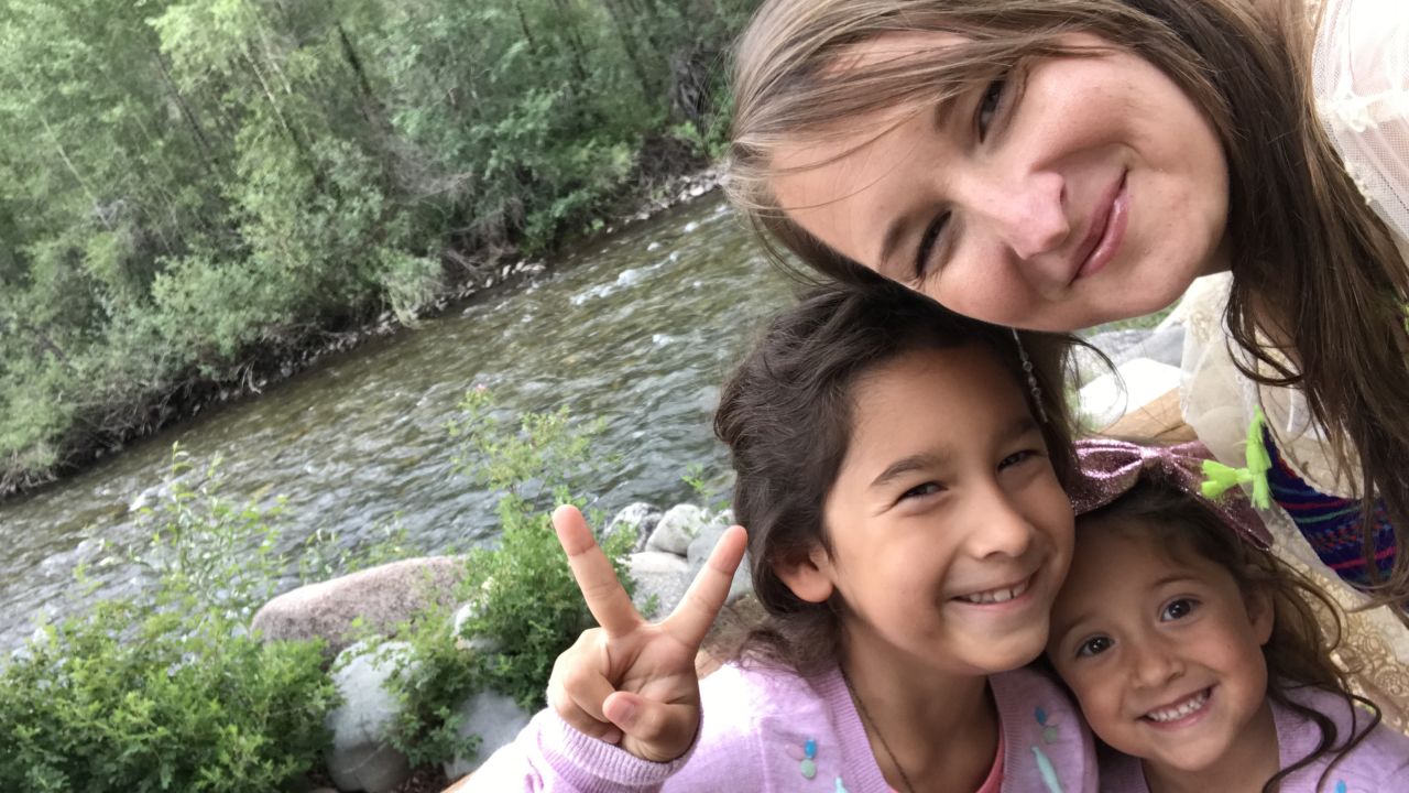 Libby, flashing the peace sign, with her mom, Rachel, and little sister Ceci.