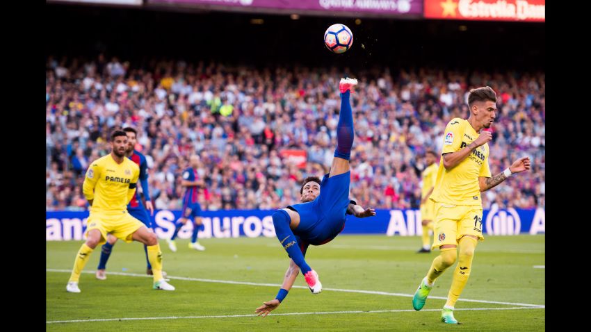 BARCELONA, SPAIN - MAY 06:  Neymar Santos Jr of FC Barcelona tries an overhead kick during the La Liga match between FC Barcelona and Villarreal CF at Camp Nou stadium on May 6, 2017 in Barcelona, Spain.  (Photo by Alex Caparros/Getty Images)