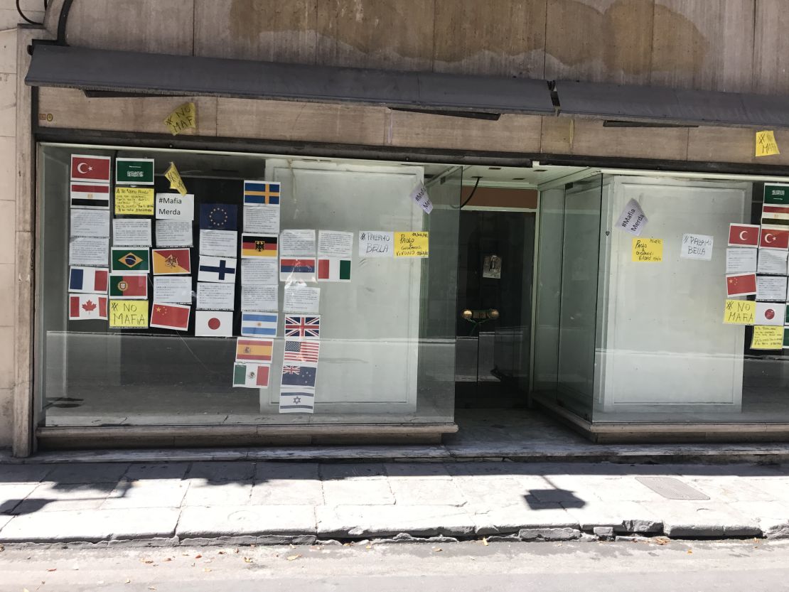 A shop in central Palermo that's set to open soon has posted messages in various languages saying that the owner has no intention to pay mafia protection money.