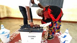 epa06123908 An old woman casting her vote in the Presidential and general elections at a polling station in Kigali, Rwanda, 04 August 2017. Rwandans go to the polls for general and presidential elections on 04 August.  EPA/AHMED JALLANZO