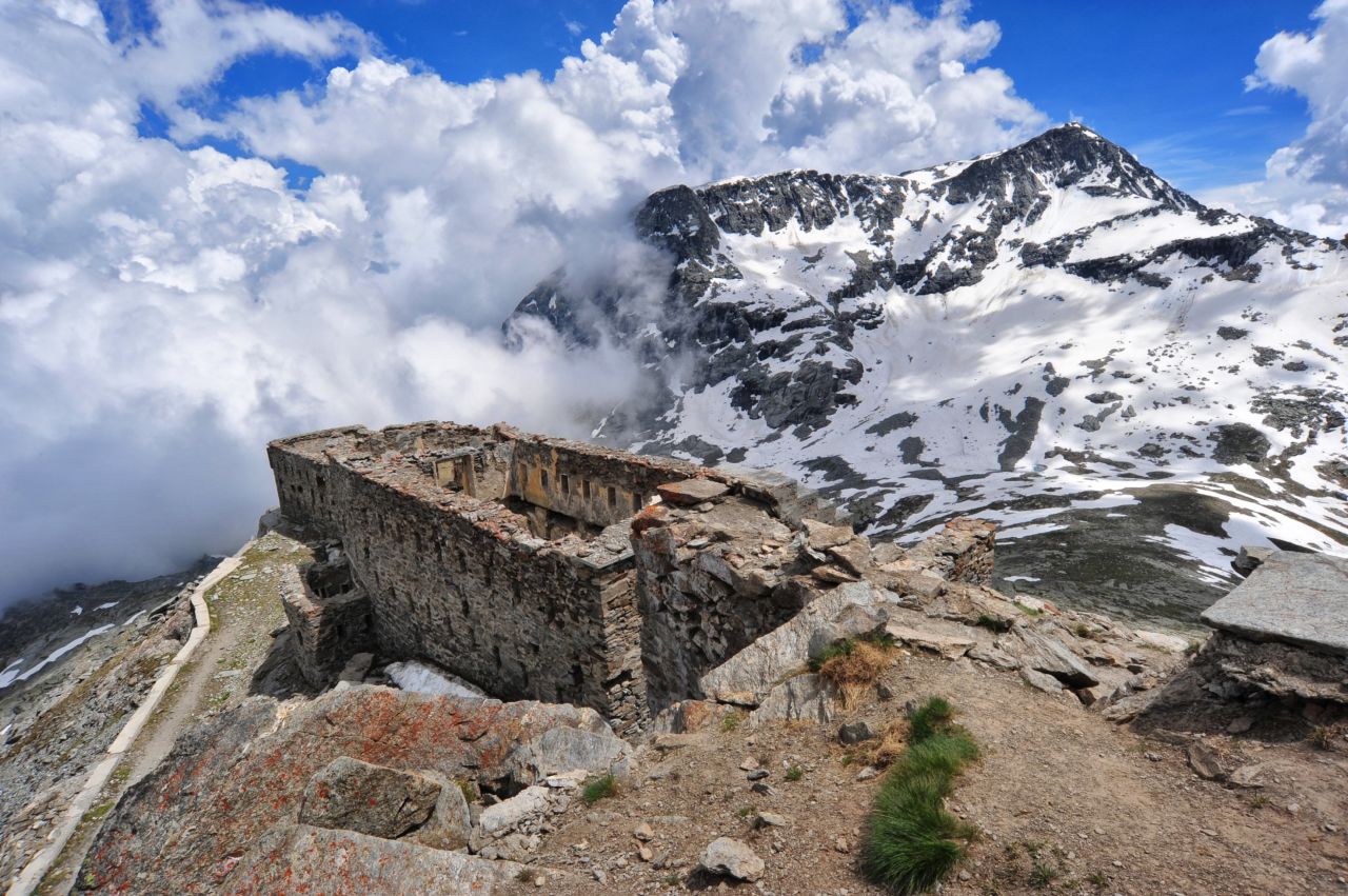 The book includes fortresses such as Fort de Malamot, built in 1889 in the Cottian Alps.