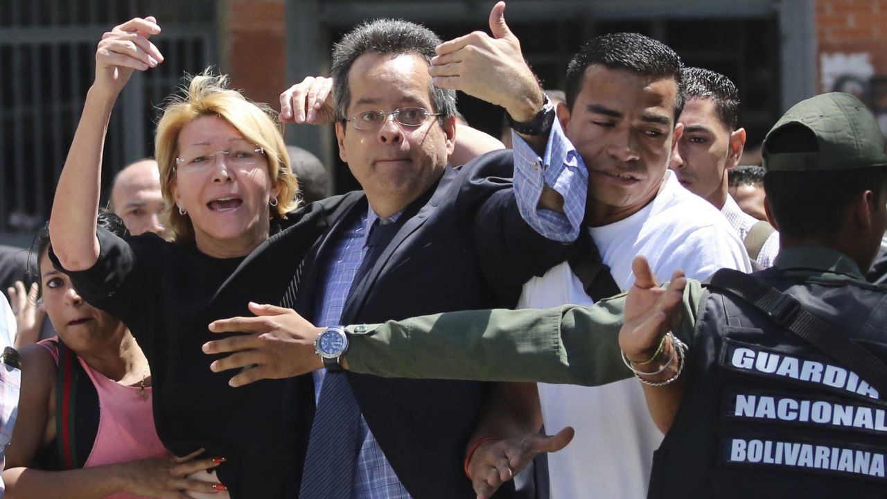 Forces bar Luisa Ortega Diaz, left, and employees from entering the attorney general's office Saturday.