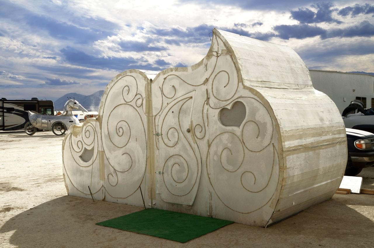 A woman used repurposed insulation panels to create this strong and cool hexayurt.