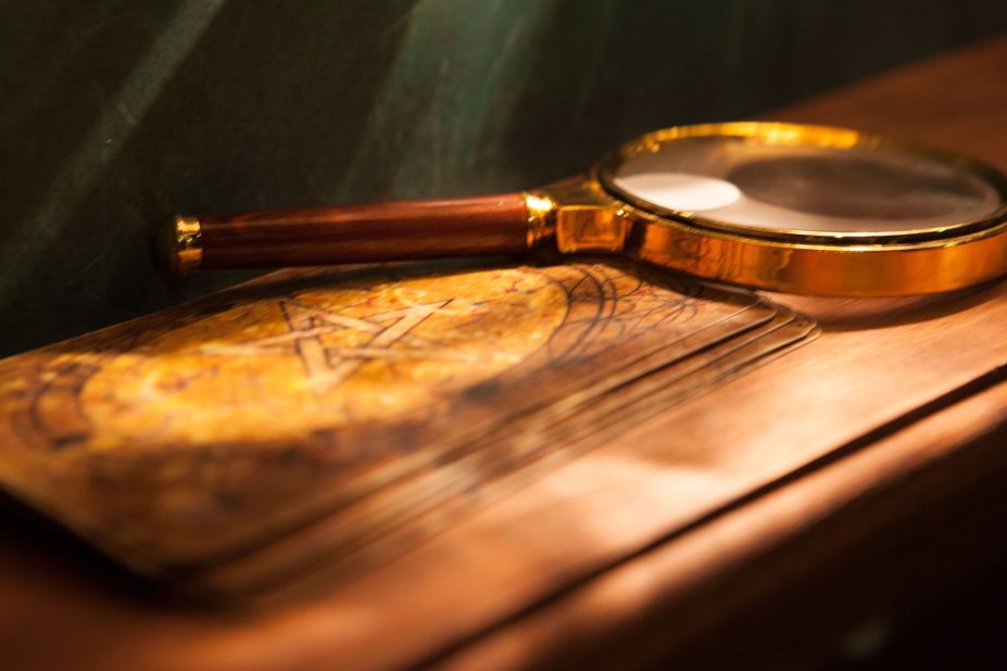 <strong>Take a closer look:</strong> True crime devotees might want to choose an escape room that involves looking at evidence through a magnifying glass or role-playing as detectives.