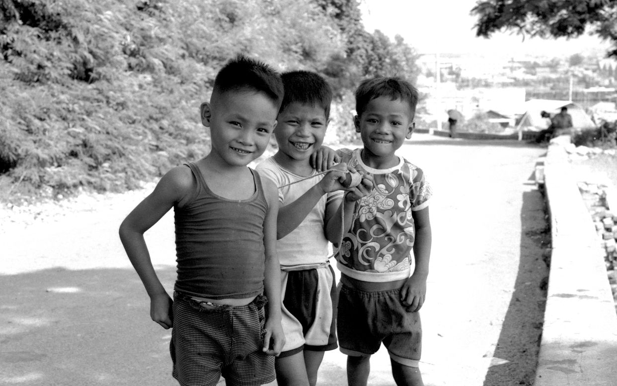 <strong>Kaohsiung, Taiwan (1971)</strong>: "The kids saw me with a camera and decided to pose," says Sealy. 