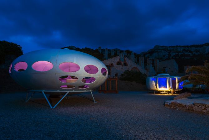 The Futuro House was designed to serve as a ski lodge, and was actually quite well insulated. The house was also fitted with an electronic heating system, enabling users to warm it quickly and easily. 