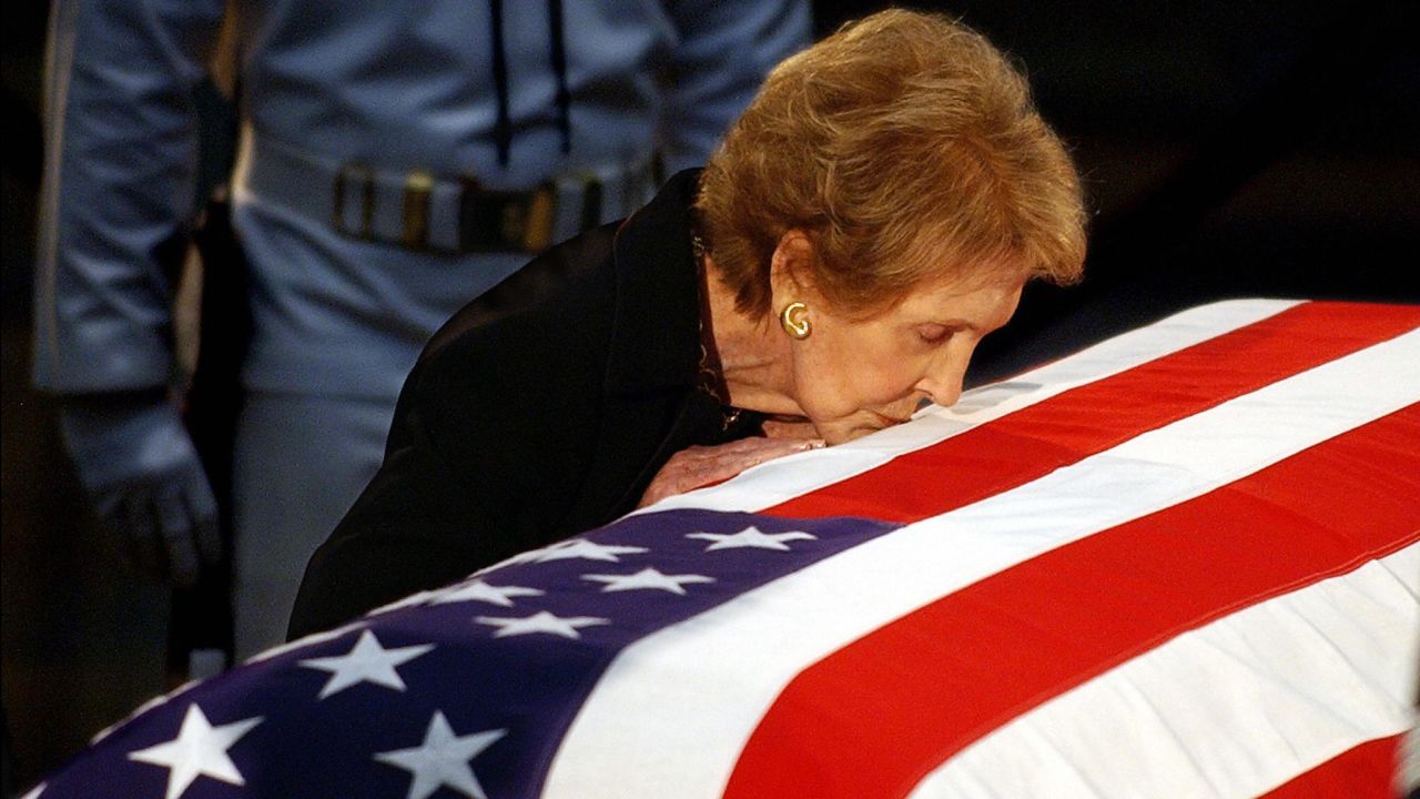After President Reagan's death from Alzheimer's on June 5, 2004, the former president laid in state inside the Capitol rotunda. During an emotional moment shortly before Reagan's state funeral ceremony, the first lady paused to kiss her husband's flag-draped casket. 