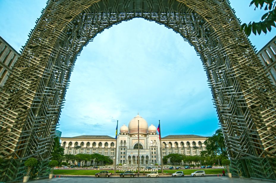 <strong>Putrajaya: </strong>This imposing and majestic five-story building houses the nation's Federal Court and Court of Appeal. Its design incorporates classical Islamic and Western design influences, creating an interesting facade. 