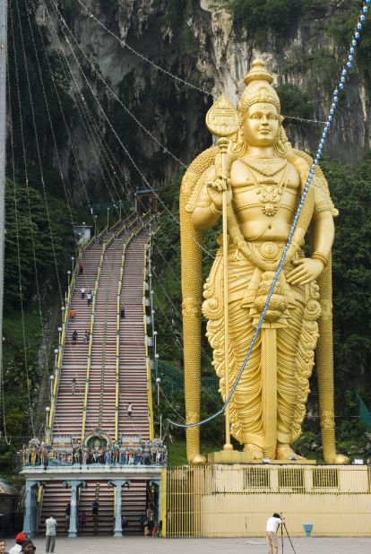 <strong>Batu Caves Temple:</strong> Featuring a 42.7-meter-high golden statue of Lord Muruga, Batu Caves Temple in<strong> </strong>Kuala Lumpur is one of many religious monuments worth visiting in the country. 