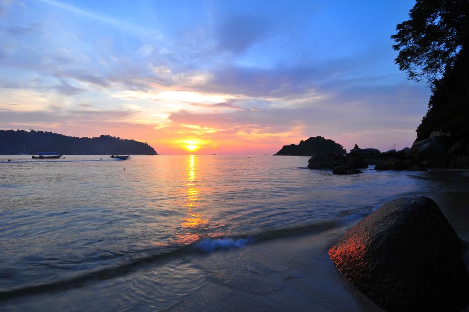 <strong>Pangkor Island: </strong>From luxury resorts to private islands, backpacker hostels and beachfront bungalows, there's a perfect island in Malaysia for every budget. Pangkor Island, in the Strait of Malacca offers beautiful sunsets. 