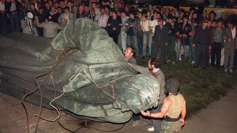A picture taken on August 22, 1991 shows a crowd watching the statue of KGB founder Dzerzhinsky being toppled on Lubyanskaya square in Moscow.  