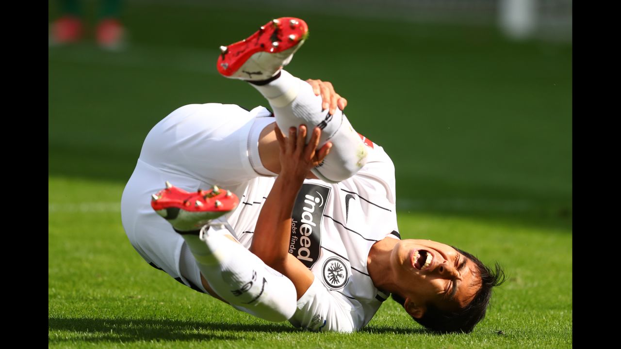 Makoto Hasebe clutches his leg during a German league match in the city of Freiburg im Breisgau on Sunday, August 20. Hasebe, the captain of Eintracht Frankfurt, played all 90 minutes of a 0-0 draw.