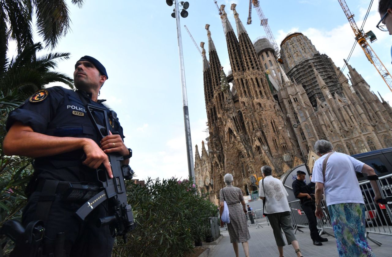A police officer stands by the Sagrada Familia basilica in Barcelona on August 20, 2017.