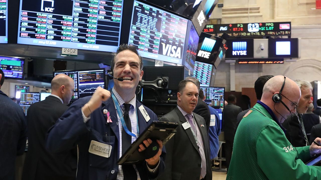 NEW YORK, NY - JANUARY 25:  Traders work on the floor of the New York Stock Exchange (NYSE) as the Dow Jones industrial average closed above the 20,000 mark for the first time on January 25, 2017 in New York City. Solid earnings from major companies, including Boeing, led the morning rally.  (Photo by Spencer Platt/Getty Images)