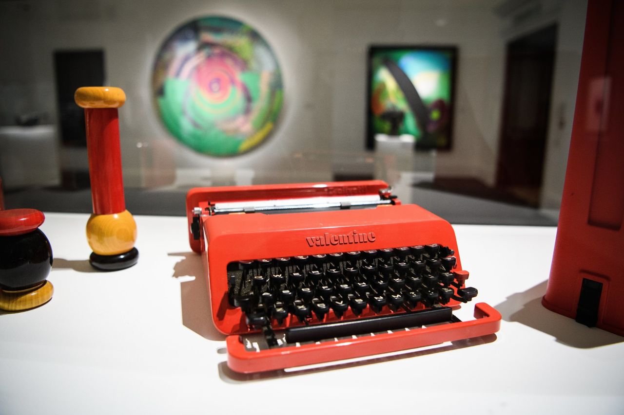 A "Valentine Portable Typewriter" (1968) by Ettore Sottsass, owned by David Bowie.