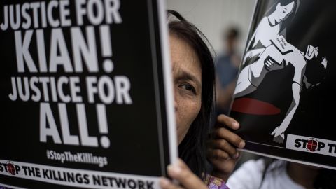 An activist holds a poster against extra-judicial killings during a protest in Manila on August 23, 2017. 
The alleged murder by local police of 17-year-old Kian Delos Santos last week triggered rare protests against Philippines' President Rodrigo Duterte's controversial but popular campaign to eradicate drugs, with critics saying it highlighted rampant rights abuses by police enforcing the crackdown. / AFP PHOTO / Noel CELIS        (Photo credit should read NOEL CELIS/AFP/Getty Images)