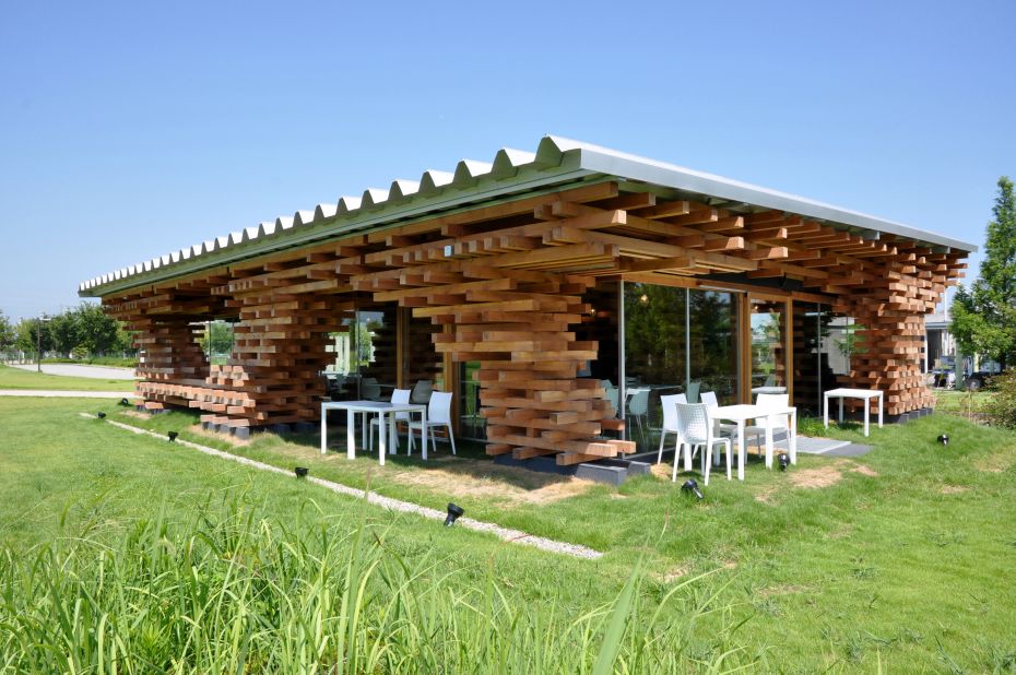 Dougong-inspired methods were used in the construction of this cafe in Toyama, Japan. 