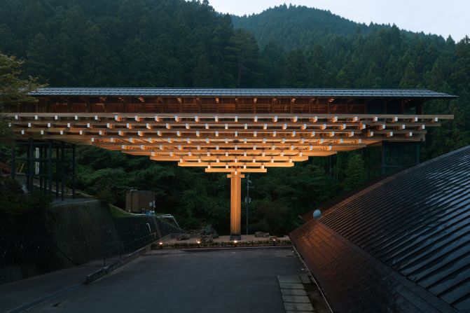 Located in the Japanese town of Yusuhara, the museum building connects a hotel with a spa on the other side of the road.