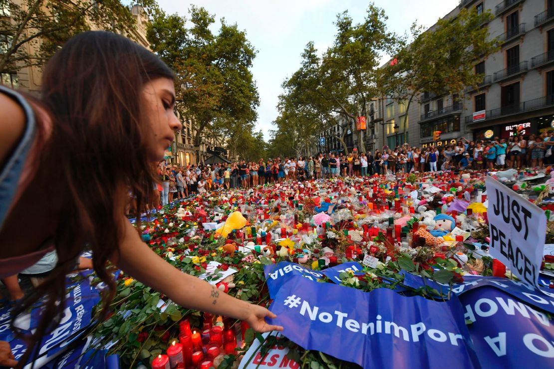 A woman places a placard reading "We are not afraid" at the Las Ramblas promenade on Saturday.