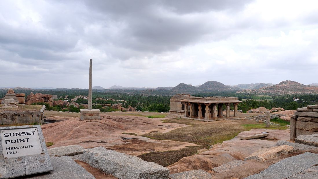 <strong>Sunset Point:</strong> Sunset Point affords a spectacular sunset view of Hampi as you are surrounded by the ruins on Hemakuta Hill.