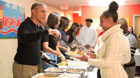 This photo of then-President Barack Obama and family serving Thanksgiving meals to homeless and at-risk veterans in Washington began circulating after Hurricane Harvey -- but with the wrong context