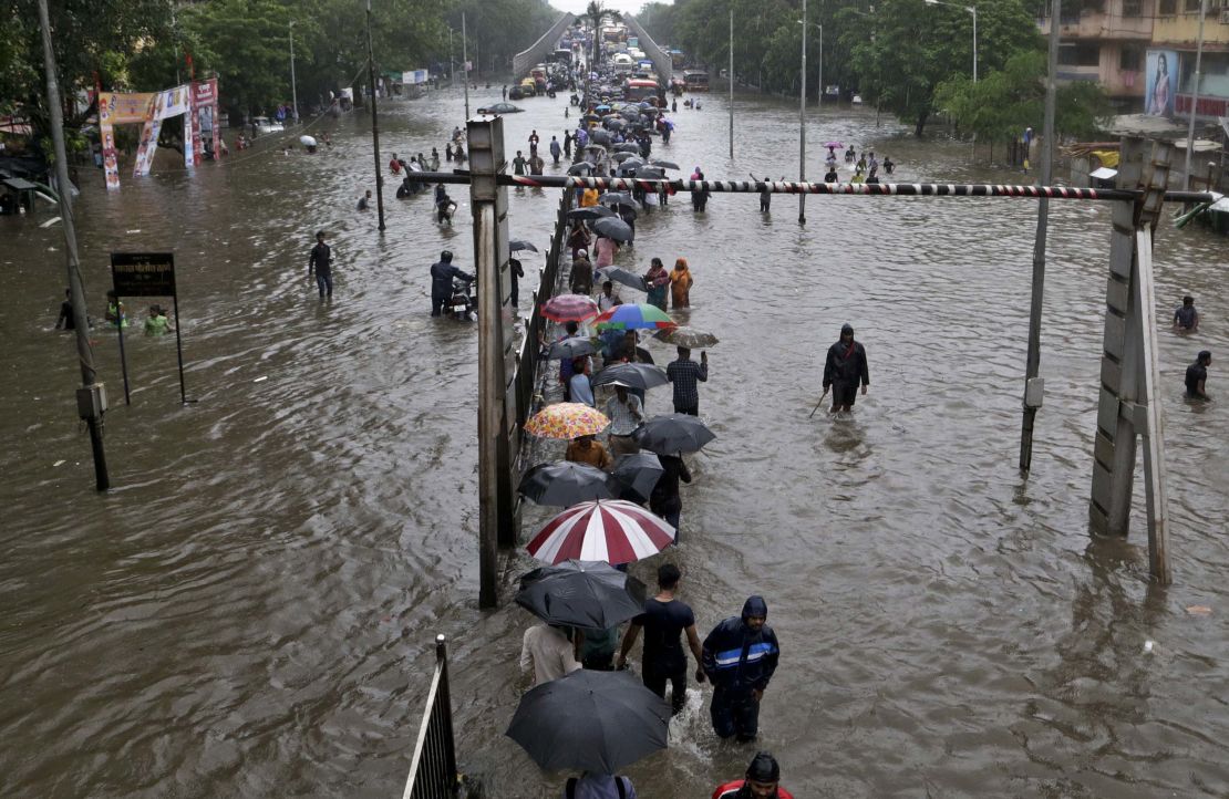 06 Mumbai rain 0829