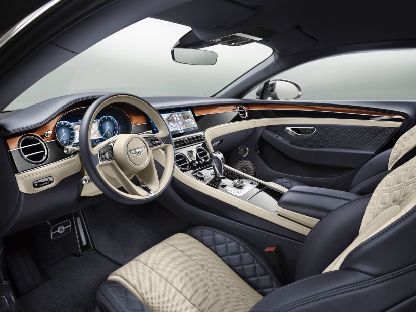 The cabin mixes typical British craftsmanship in leather and wood with high-tech engineering and electronics. 