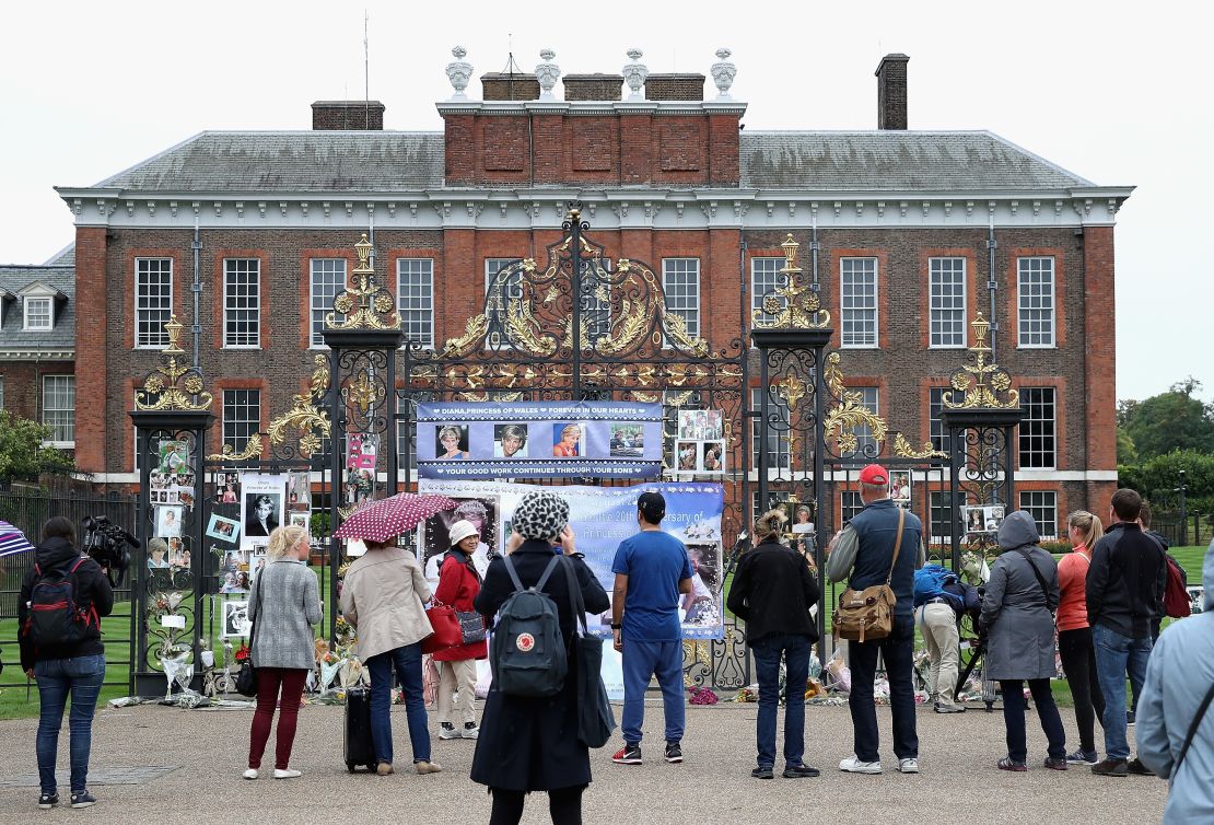 02 Diana tribute Kensington palace 0830