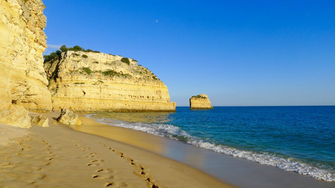 <strong>Praia da Marinha:</strong> Often appearing in lists of best beaches, Praia da Marinha is famed for its yellow rock formations rising from a lapis-lazuli sea.